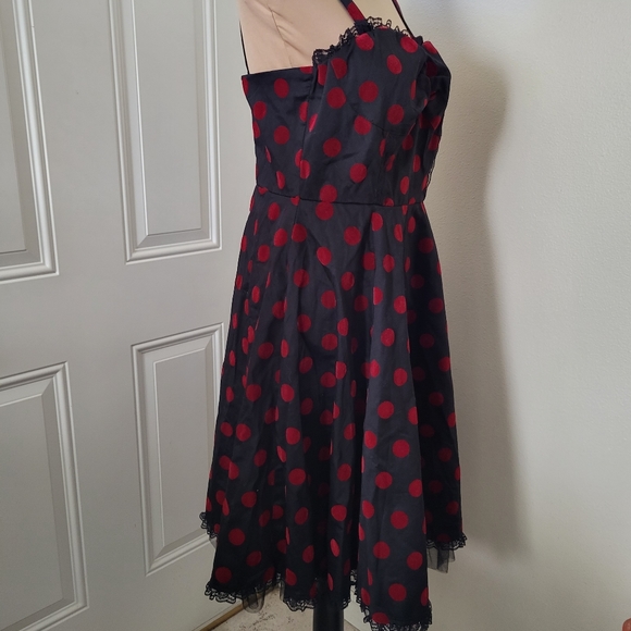 Heart & Roses Pinup Dress - Picture 2 of 10